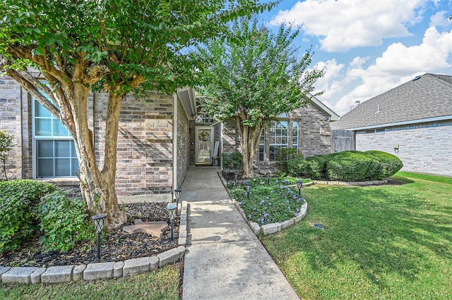 view of front of home featuring a front yard