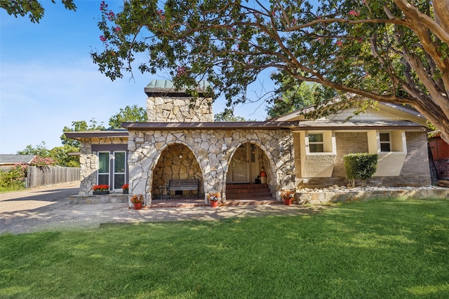 view of front of home featuring a front lawn