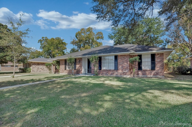 ranch-style house featuring a front lawn