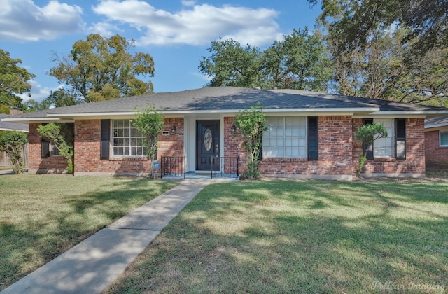 ranch-style house featuring a front lawn