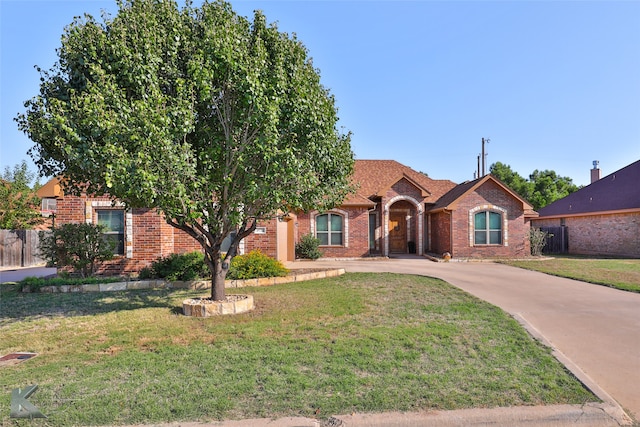 view of front of house featuring a front yard