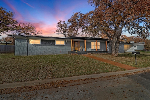 single story home featuring a yard