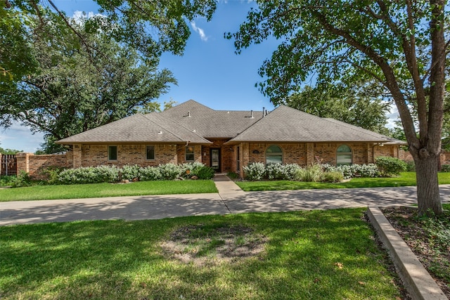 single story home with a front yard