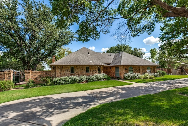 ranch-style house featuring a front yard