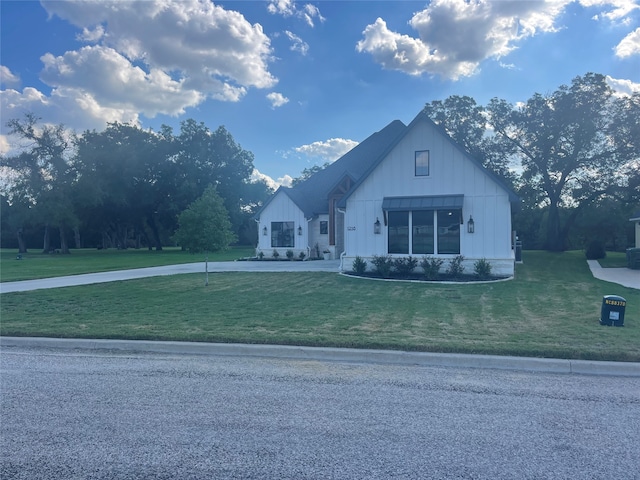 modern farmhouse featuring a front lawn