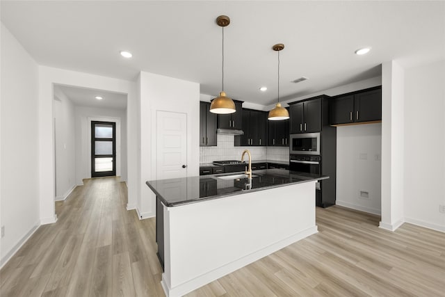 7513 Wild Mint Trl, Midlothian, TX 76084 - kitchen with stainless steel appliances, backsplash, a sink, light wood-type flooring, and recessed lighting