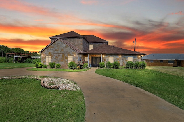 view of front of house featuring a yard