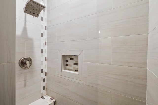 bathroom featuring a tile shower