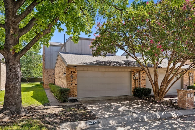 view of front facade featuring a garage