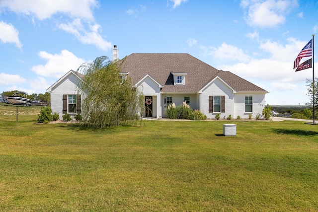 view of front facade featuring a front lawn