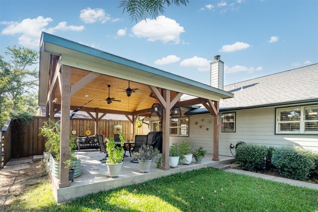 view of yard featuring an outbuilding