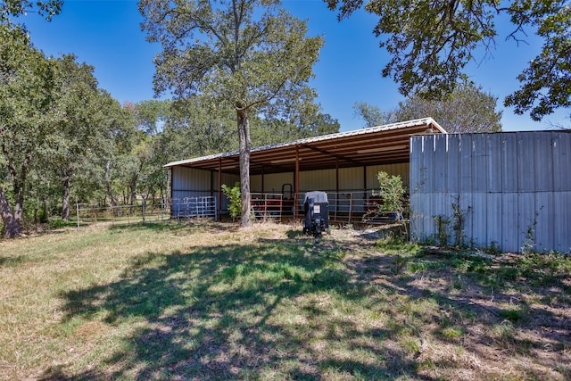 view of yard with an outdoor structure