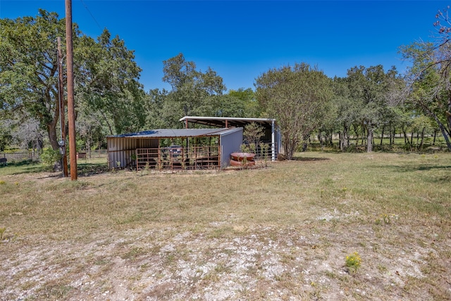 view of yard with an outdoor structure