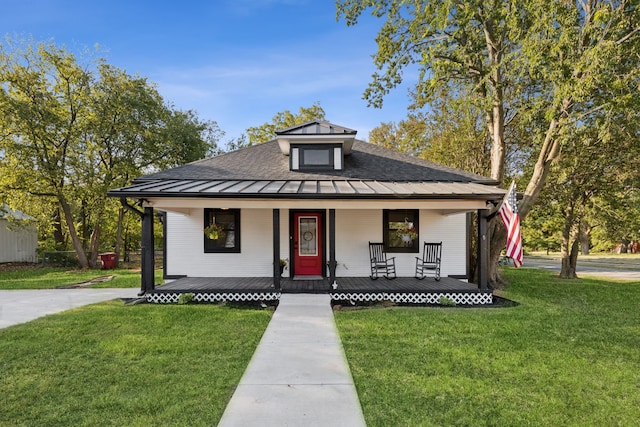 view of front of property featuring covered porch and a front lawn