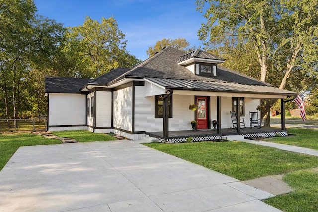 view of front of property with a porch and a front lawn