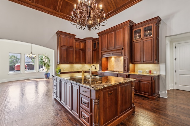 kitchen with wooden ceiling, an inviting chandelier, sink, and an island with sink