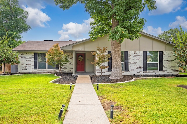 view of front of property featuring a front lawn