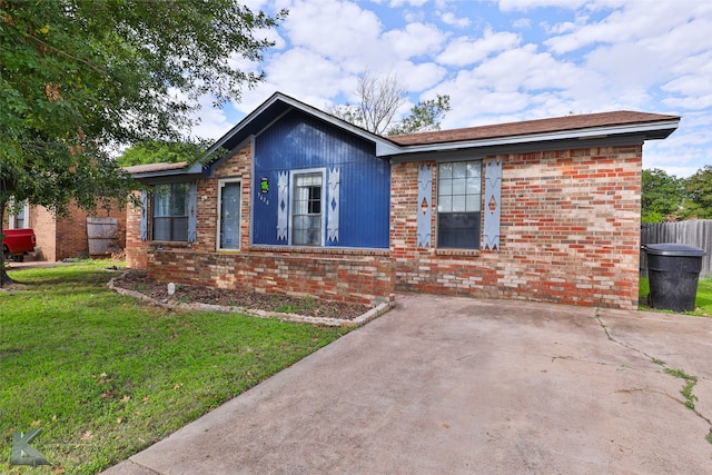 view of front of property with a front yard