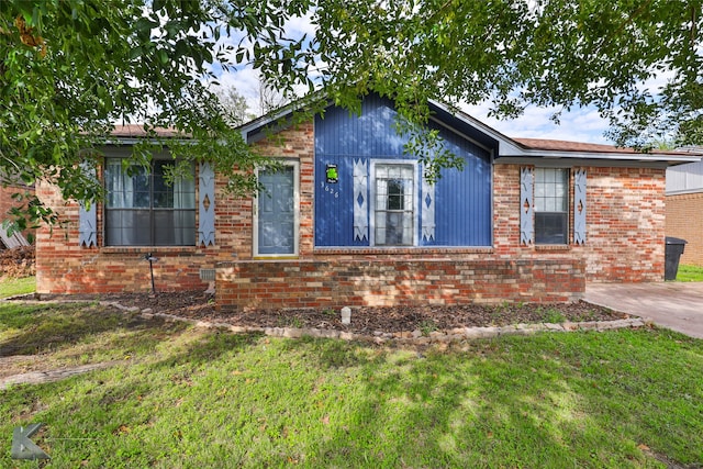 ranch-style home featuring a front lawn