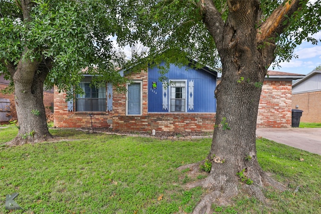 view of front of property featuring a front yard