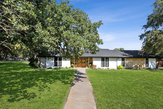 view of front of property with a front yard