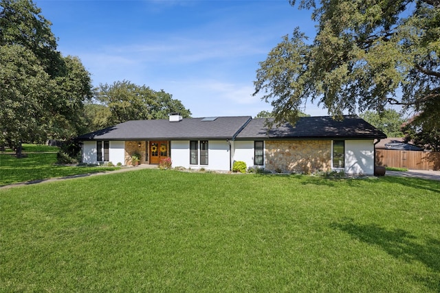 single story home with a front yard