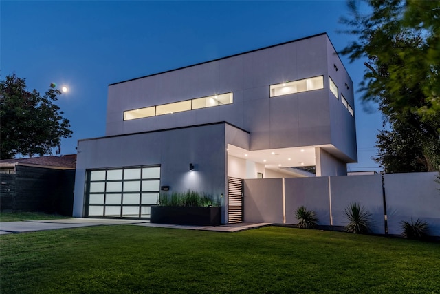 view of front of house featuring a lawn and a garage