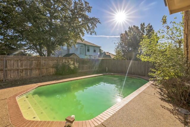 view of pool with pool water feature