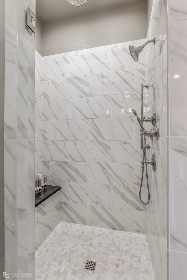 bathroom featuring a tile shower