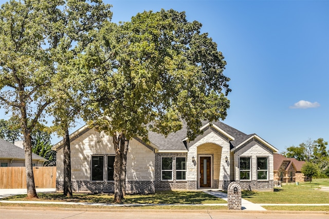 view of front of home featuring a front lawn