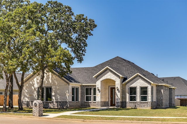 view of front facade featuring a front yard