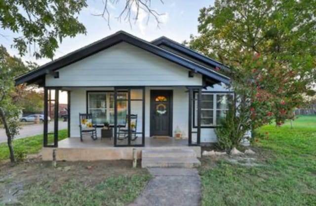 bungalow-style house with covered porch