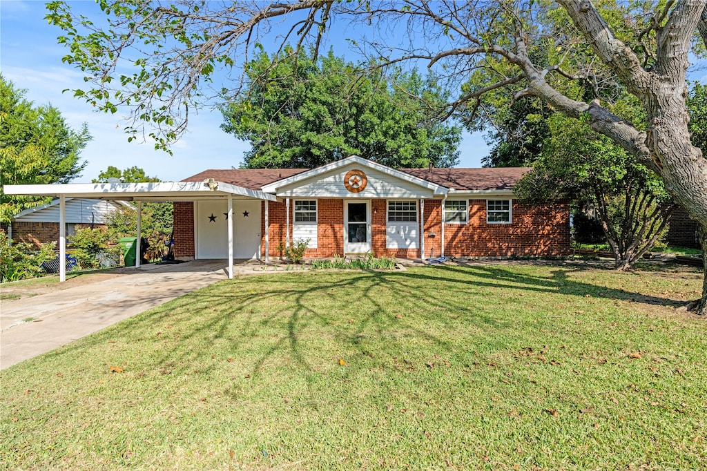 ranch-style home featuring a carport and a front lawn