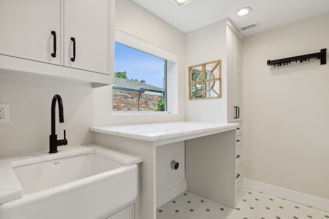 bathroom featuring sink