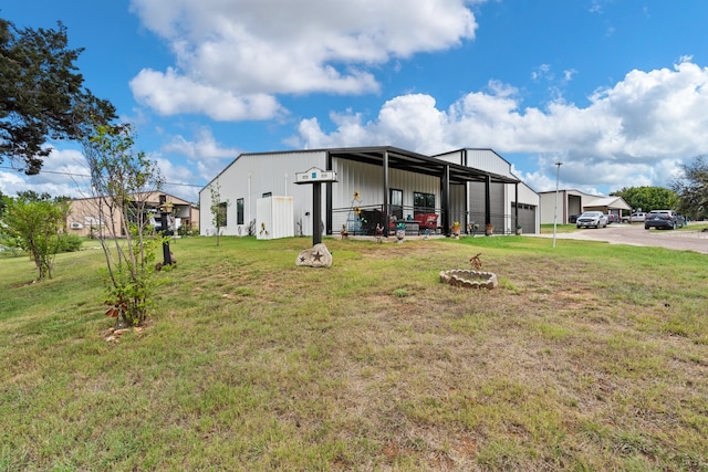 view of front facade featuring an outdoor structure and a front yard