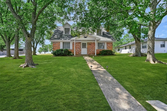 view of front of property featuring a front yard