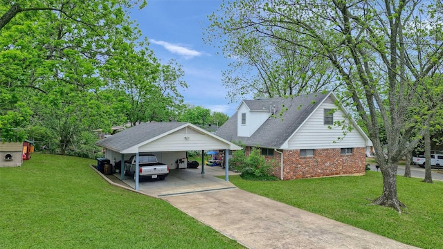 view of front of property featuring a front yard and a carport