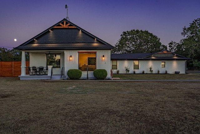 view of front facade featuring a lawn