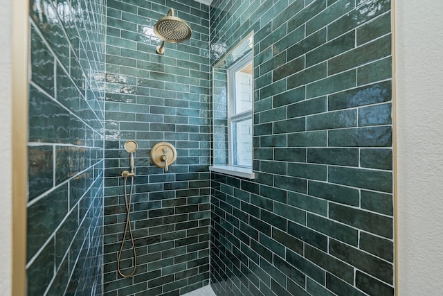 bathroom featuring tiled shower