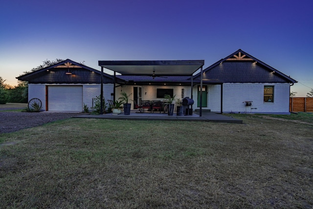 view of front facade featuring ceiling fan and a yard