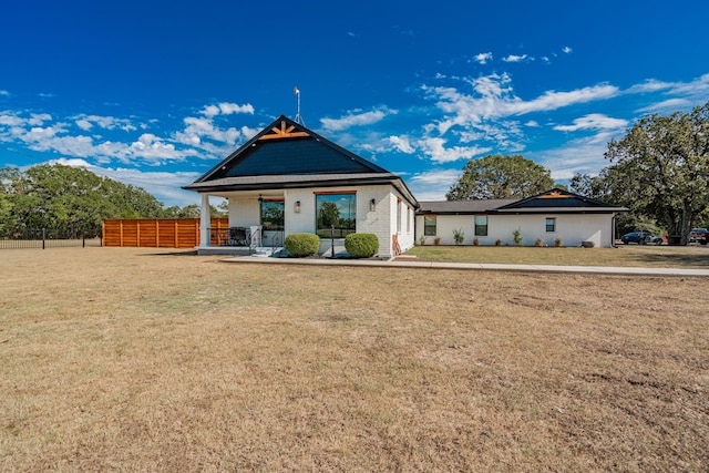 view of front of home featuring a front yard