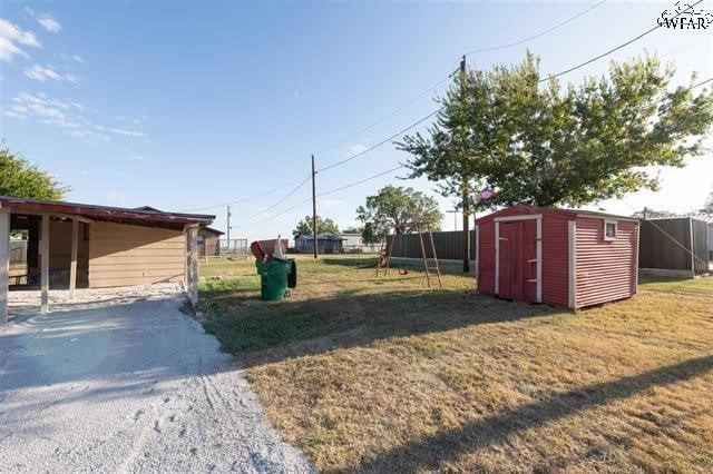 view of yard with a storage shed