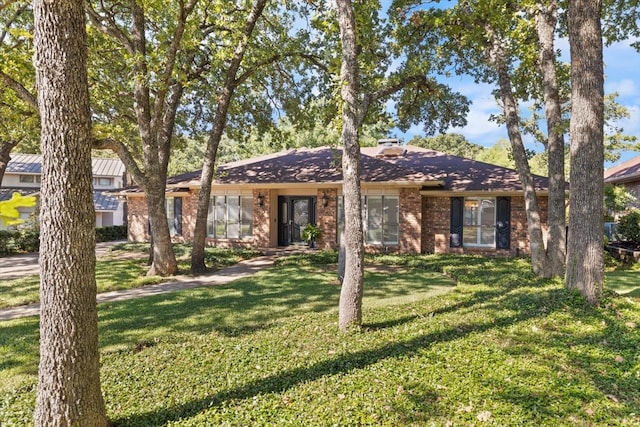 ranch-style house featuring a front lawn