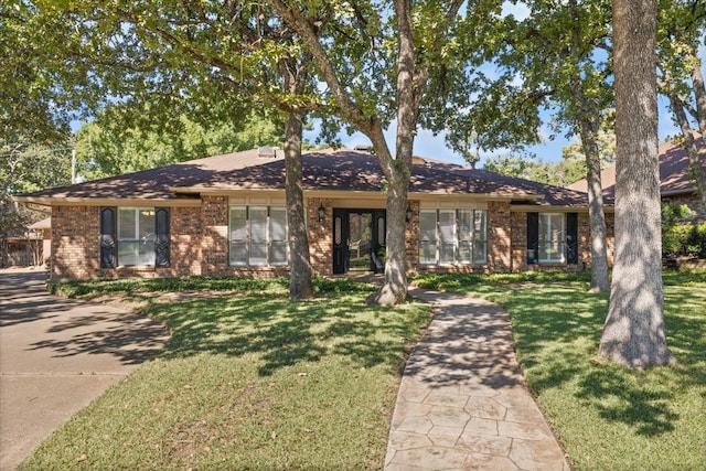 ranch-style house featuring a front lawn