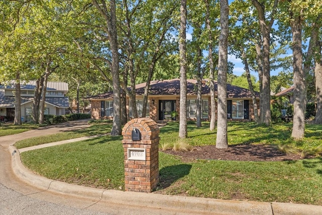 view of front of house featuring a front lawn