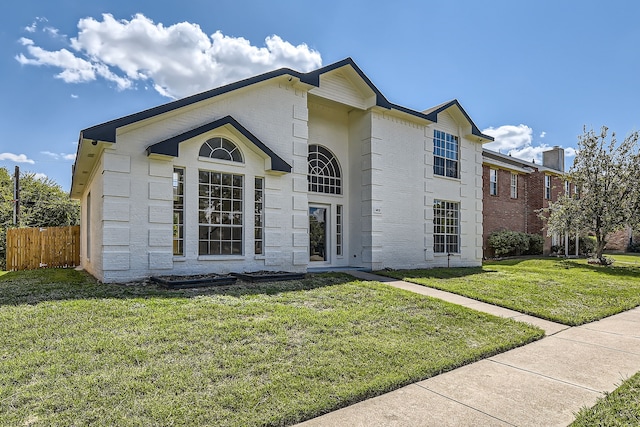 view of front facade featuring a front yard