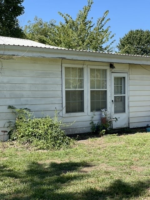 exterior space featuring a yard