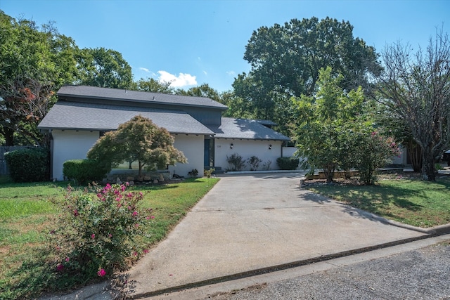 view of front of home featuring a front lawn and a garage