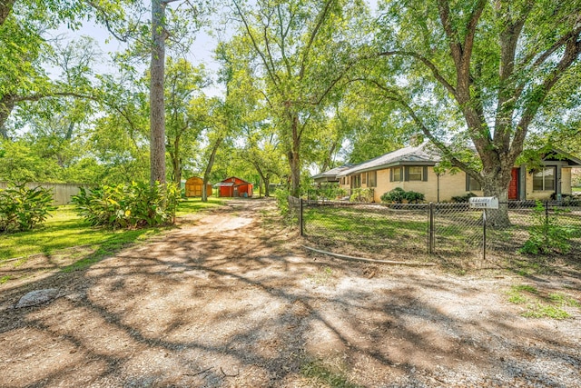 view of yard featuring a shed