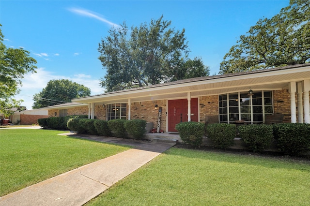 ranch-style home featuring a front lawn